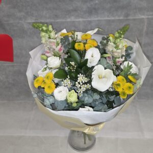 צהוב לבן עם נגיעות של וורוד